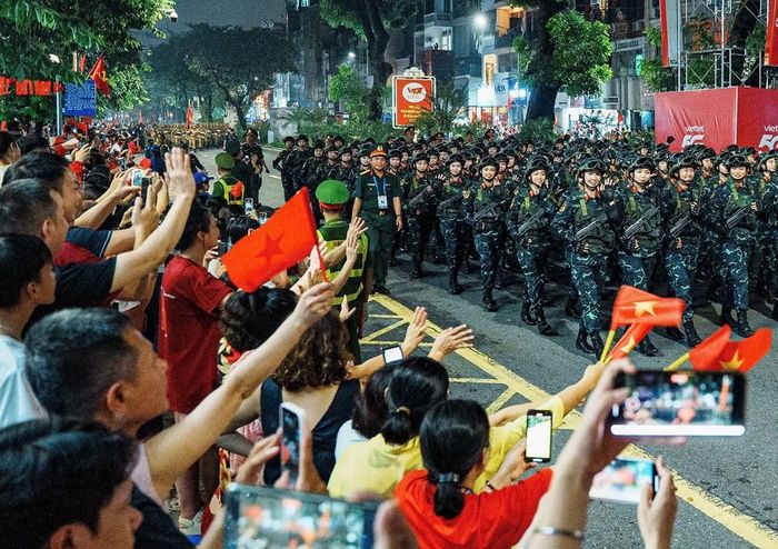 Các khối di chuyển qua phố Kim Mã trong buổi Sơ duyệt cấp Nhà nước diễu binh, diễu hành của sự kiện A80. Ảnh: Phạm Tuấn Anh - TTXVN