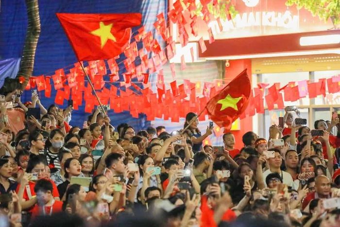 Người dân hồ hởi theo dõi, chào mừng các khối đi qua phố Tràng Tiền. Ảnh: Khánh Hòa - TTXVN
