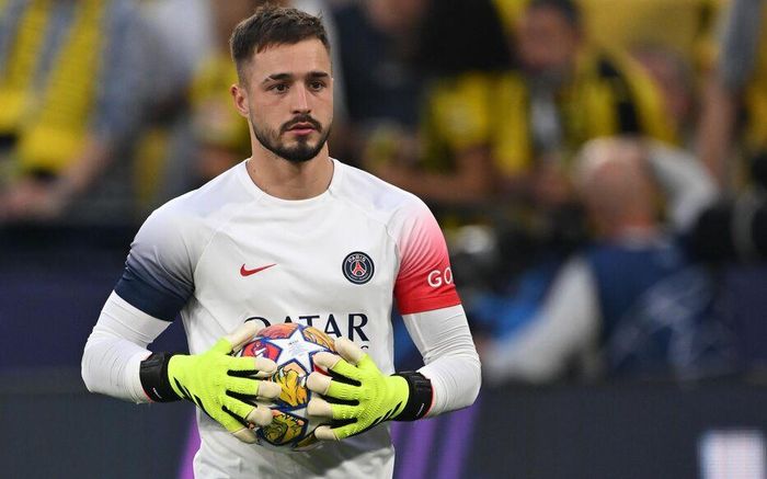 Arnau Tenas rời PSG, gia nhập Villarreal với giá 6 triệu euro.