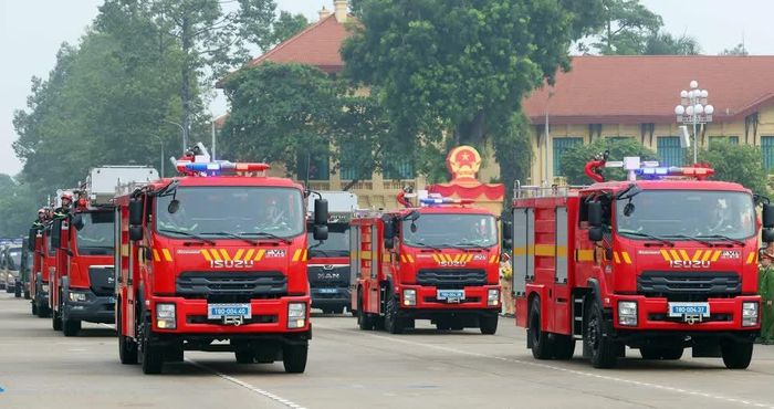 Khối xe phòng cháy chữa cháy và cứu hộ cứu nạn tham gia diễu hành tại buổi lễ. Ảnh: Phạm Kiên - TTXVN