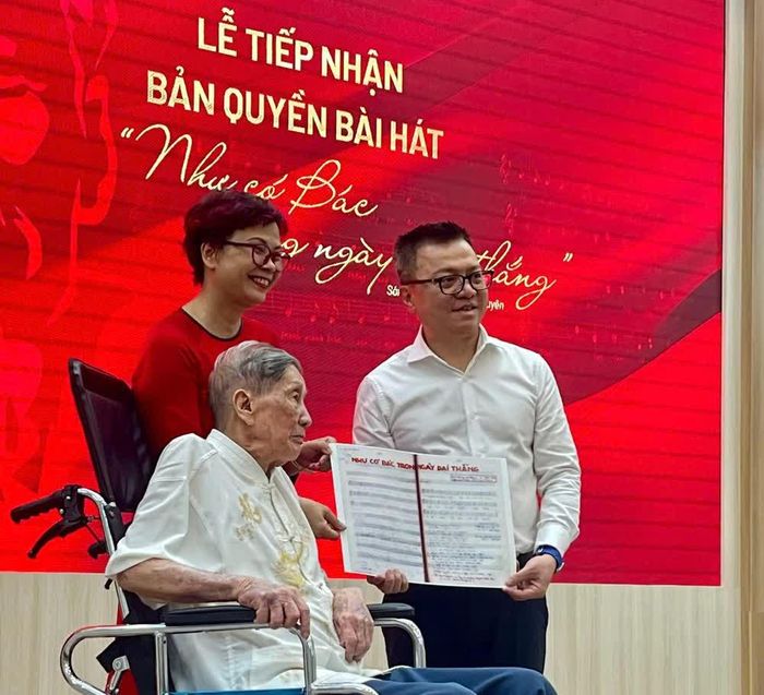 Lễ tiếp nhận bản quyền bài hát "Như có Bác trong ngày đại thắng" của nhạc sĩ Phạm Tuyên tặng báo Nhân Dân