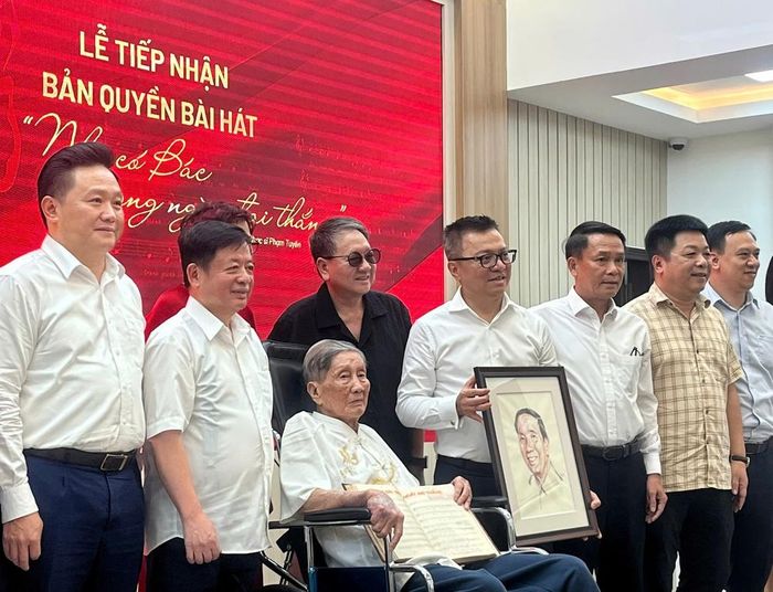 Các đại biểu chụp hình kỷ niệm với nhạc sĩ Phạm Tuyên