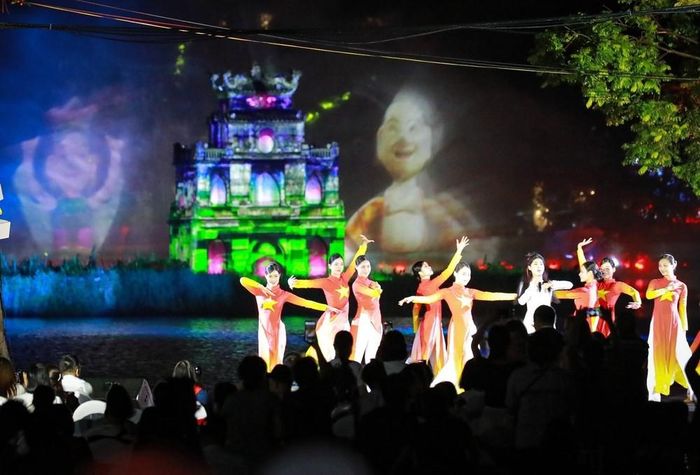 Màn trình diễn ánh sáng 3D Mapping trên Tháp Rùa kết hợp hệ thống màn nước và các tiết mục ca nhạc. Ảnh: Khánh Hòa - TTXVN