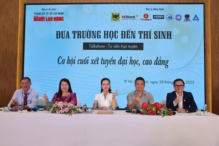 Các chuyên gia tư vấn tại chương trình. Ảnh: QUANG LIÊM