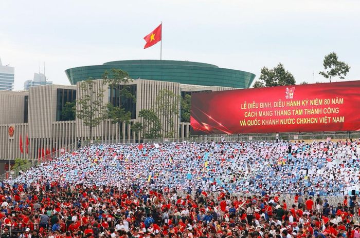 Nhân dân cả nước vui mừng xem lễ diễu binh, diễu hành Kỷ niệm 80 năm Cách mạng tháng Tám thành công và Quốc khánh nước CHXHCN Việt Nam.