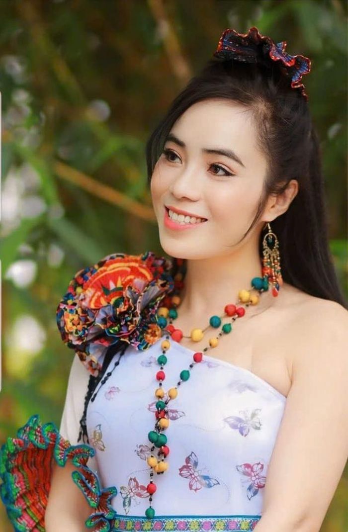 Ca sĩ Hiền Xuân có chất giọng khỏe, vang, giàu kỹ thuật nhưng cũng chan chứa cảm xúc đã thể hiện rất thành công ca khúc “Tự hào Việt Nam”.