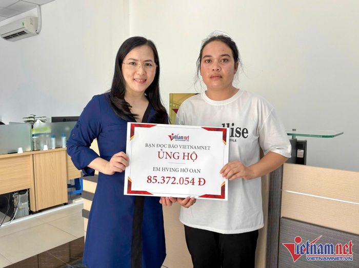 Đại diện Báo VietNamNet trao số tiền 85.372.054 đồng của bạn đọc giúp đỡ gia đình em Hving Hờ Oan bị bệnh viêm tủy sống.