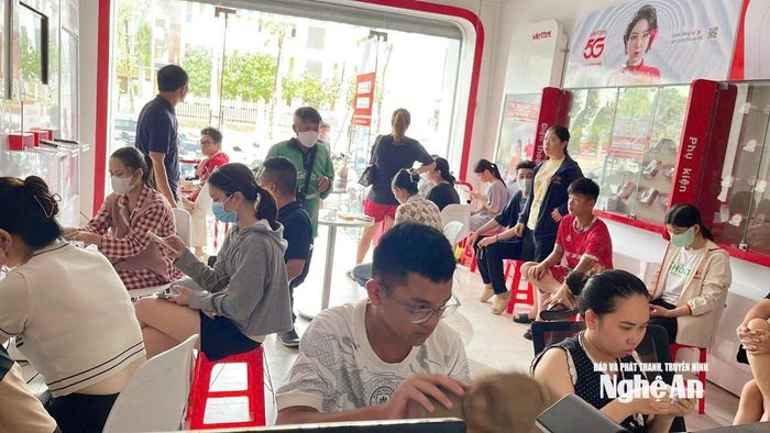 Đồng hành cùng khách hàng trong khó khăn thiên tai, Viettel bố trí hàng loạt điểm sạc pin miễn phí, hỗ trợ nhiều chính sách ưu đãi thiết thực. Ảnh: PV