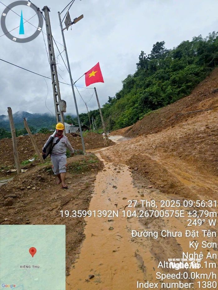 Những đôi chân không mỏi, băng qua đường lầy, sạt lở để đảm bảo thông tin liên lạc. Ảnh: PV