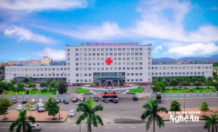 Bệnh viện Hữu nghị Đa khoa Nghệ An là tuyến cuối khám, chữa bệnh về chuyên ngành Nội khoa, Ngoại khoa và Sản phụ khoa của khu vực Bắc Trung Bộ. Mỗi ngày, bệnh viện thực hiện điều trị nội trú cho khoảng 2.600 bệnh nhân. Ảnh: Thành Chung