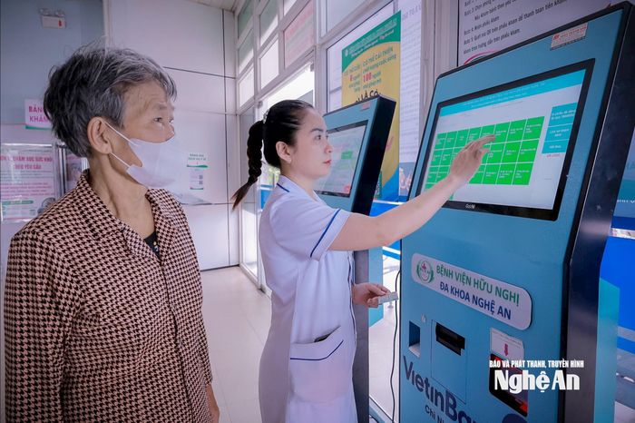 Kiosk thông minh của Bệnh viện Hữu nghị Đa khoa Nghệ An giúp bệnh nhân nhanh chóng thực hiện các thủ tục khám, chữa bệnh. Ảnh: Thành Chung