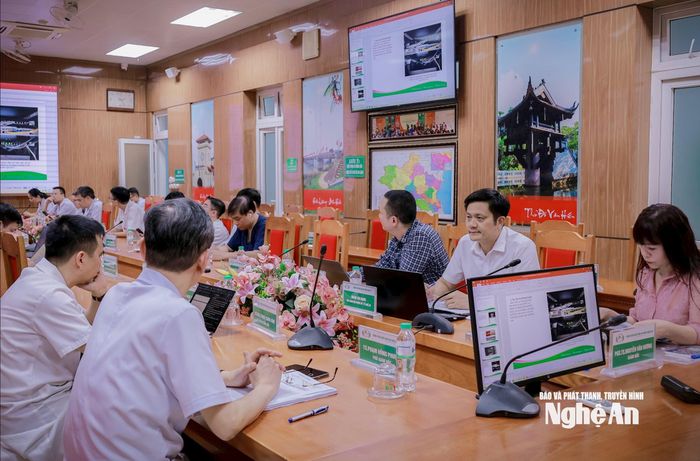 Hội đồng thẩm định bệnh án điện tử của Bệnh viện Hữu nghị Đa khoa Nghệ An làm việc cùng Sở Y tế, Bảo hiểm Xã hội Nghệ An. Ảnh: Thành Chung