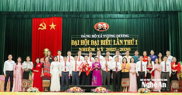 Đồng chí Võ Thị Minh Sinh và các đại biểu chúc mừng Ban Chấp hành Đảng bộ xã Tương Dương nhiệm kỳ 2025 - 2030. Ảnh: Đình Tuân