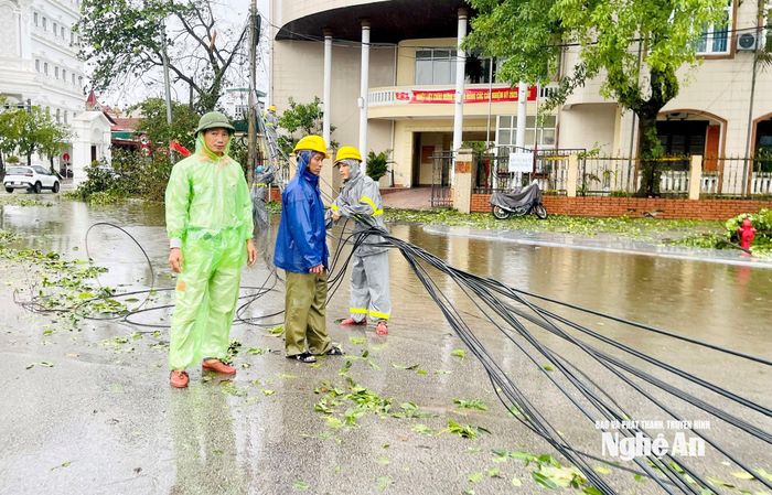 Các lực lượng được huy động để xử lý sự cố về đứt dây cáp quang sau bão. Ảnh: Quang An
