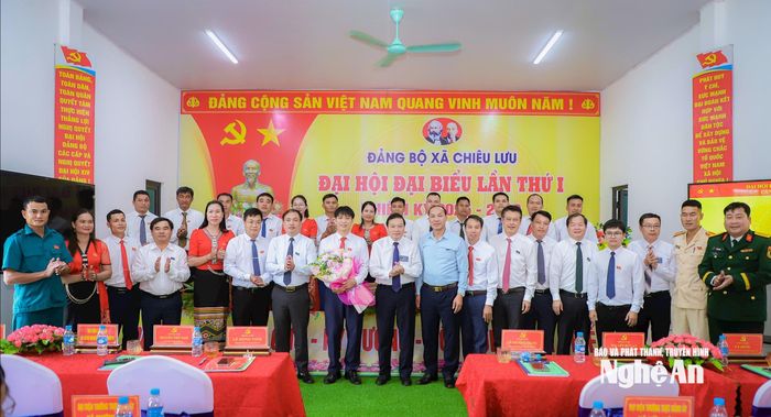 Đồng chí Lê Hồng Vinh - Phó Bí thư Tỉnh ủy, Chủ tịch UBND tỉnh và đoàn công tác của tỉnh chúc mừng Ban Chấp hành Đảng bộ xã Chiêu Lưu lần thứ nhất, nhiệm kỳ 2025 - 2030. Ảnh: Thành Duy