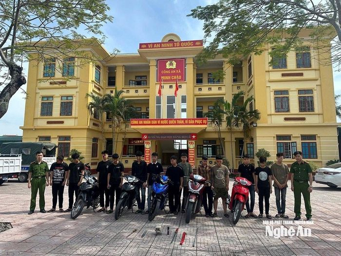 13 đối tượng tại thời điểm bị bắt giữ cùng nhiều tang vật liên quan. Ảnh tư liệu: Ngọc Anh