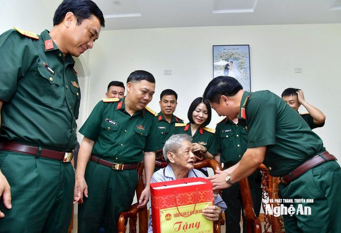 Đồng chí Thiếu tướng Đoàn Xuân Bường - Chính ủy Quân khu 4 trao quà cho đồng chí Nguyễn Đang - lão thành cách mạng phường Trường Vinh, tỉnh Nghệ An. Ảnh: Hoàng Anh