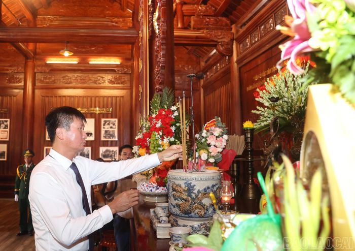 Đồng chí Trần Huy Tuấn - Phó Bí thư Tỉnh ủy, Chủ tịch UBND tỉnh dâng hương tưởng niệm Chủ tịch Hồ Chí Minh.