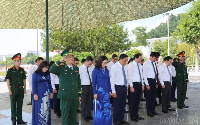 Đoàn đại biểu dành phút mặc niệm tưởng nhớ các Anh hùng liệt sỹ.