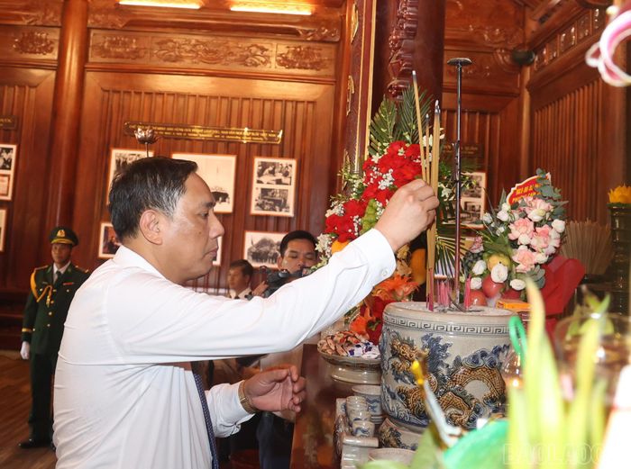Đồng chí Hoàng Giang - Phó Bí thư Thường trực Tỉnh ủy dâng hương tưởng niệm Chủ tịch Hồ Chí Minh.