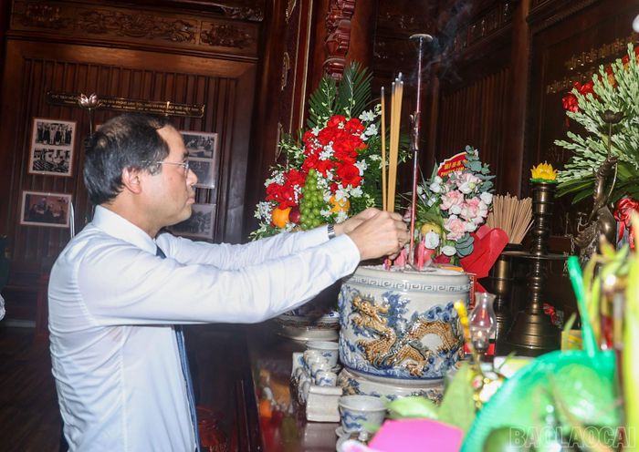 Bí thư Tỉnh ủy, Chủ tịch HĐND tỉnh Trịnh Xuân Trường dâng hương tưởng niệm Chủ tịch Hồ Chí Minh.