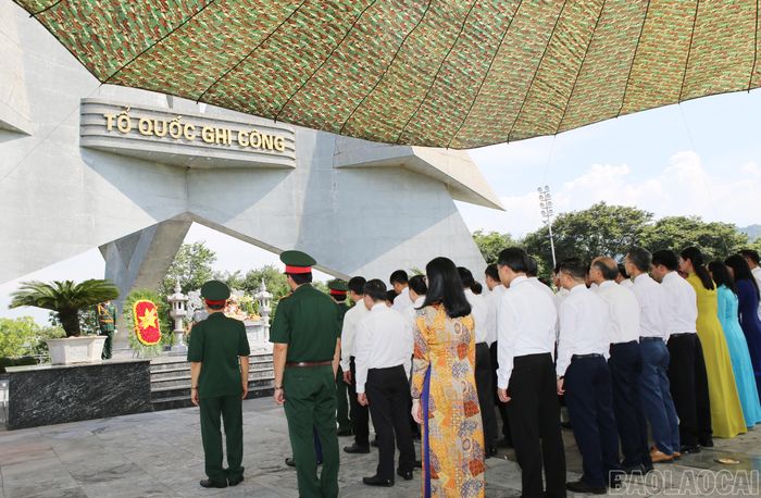 Đoàn đại biểu đặt vòng hoa, dâng hương tại Đài Tưởng niệm các Anh hùng liệt sỹ (phường Cam Đường).