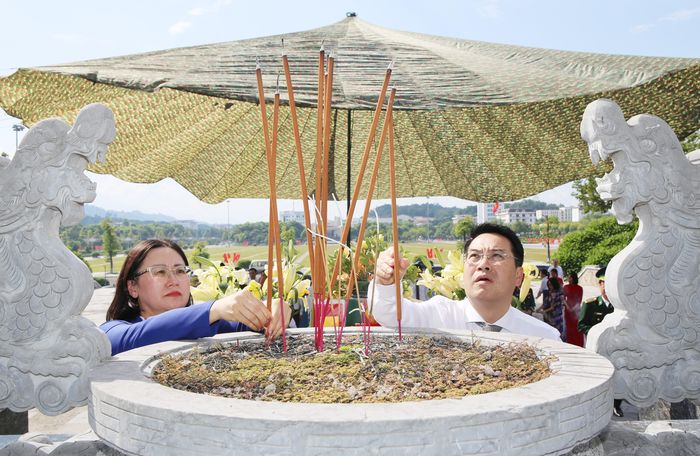 Các đồng chí Thường trực Tỉnh ủy dâng hương tưởng niệm các Anh hùng liệt sỹ.