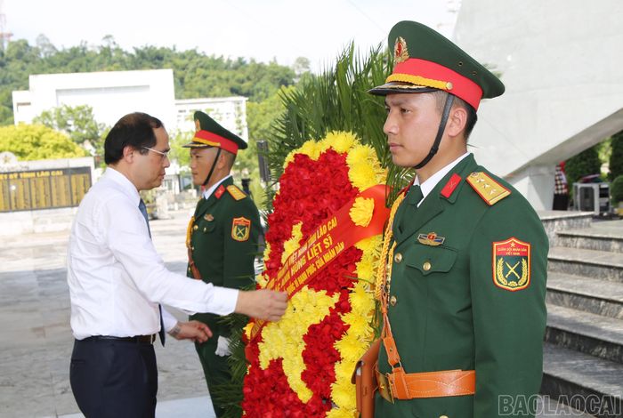 Vòng hoa của Đoàn đại biểu mang dòng chữ: “Tỉnh ủy - Hội đồng nhân dân - Ủy ban nhân dân - Ủy ban Mặt trận Tổ quốc Việt Nam tỉnh Lào Cai kính viếng các Anh hùng liệt sỹ đã hy sinh vì nền độc lập, tự do của Tổ quốc vì hạnh phúc của Nhân dân”.