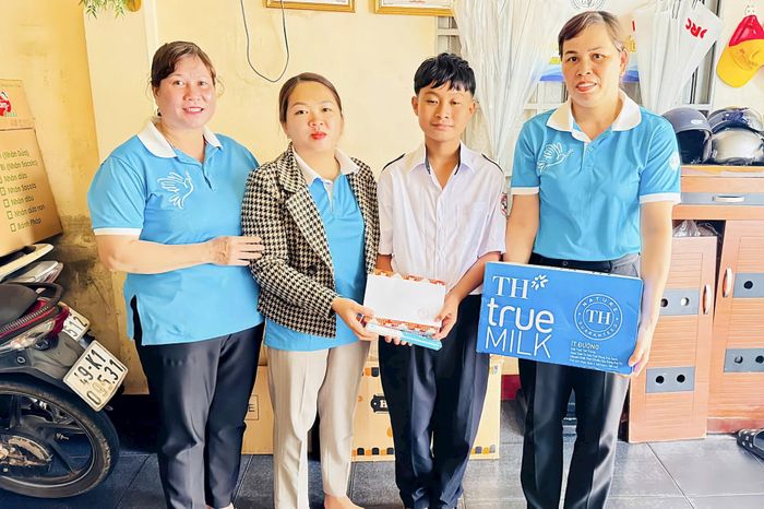 Các cấp hội đã kết nối, hỗ trợ bằng tiền mặt, trao quà, học bổng cho các em