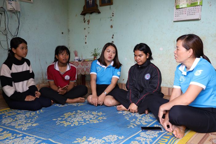 Ngoài hỗ trợ vật chất, các “Mẹ đỡ đầu” còn thường xuyên thăm hỏi, kèm cặp các em trong học tập