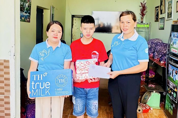 Hội LHPN phường 2 Bảo Lộc thăm hỏi, tặng quà và trao hỗ trợ cho em Hoàng Ngọc Huy, ở tổ 24, phường 2 Bảo Lộc (Lâm Đồng)