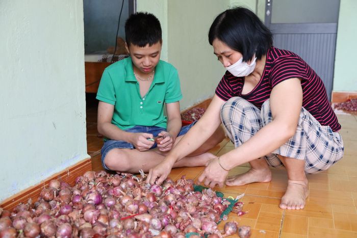 Chồng mất sớm, chị Bùi Thị Lệ Nga, một mình tần tảo “chạy chợ” mưu sinh, chăm lo cho 3 anh em Huy ăn học