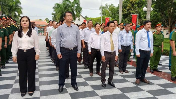 Tập thể lãnh đạo phường La Gi dự lễ tưởng niệm