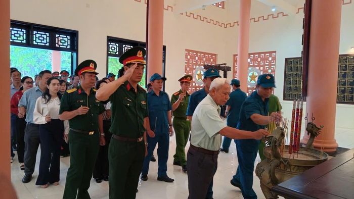 Dâng hương tại Đài tưởng niệm các anh hùng liệt sĩ
