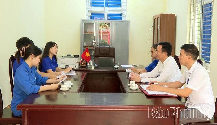 Đội ngũ cán bộ trẻ mạnh dạn đề xuất đăng các video hướng dẫn người dân làm TTHC trên mạng xã hội và nhận được sự đồng thuận cao từ lãnh đạo xã Yên Lạc