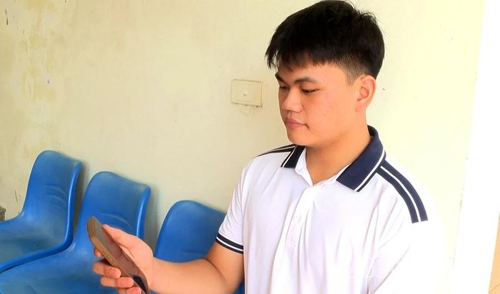 Người dân xã Yên Lạc chỉ cần mở điện thoại xem video hướng dẫn là biết phải chuẩn bị những giấy tờ gì khi đến nộp hồ sơ tại Trung tâm Phục vụ hành chính công.