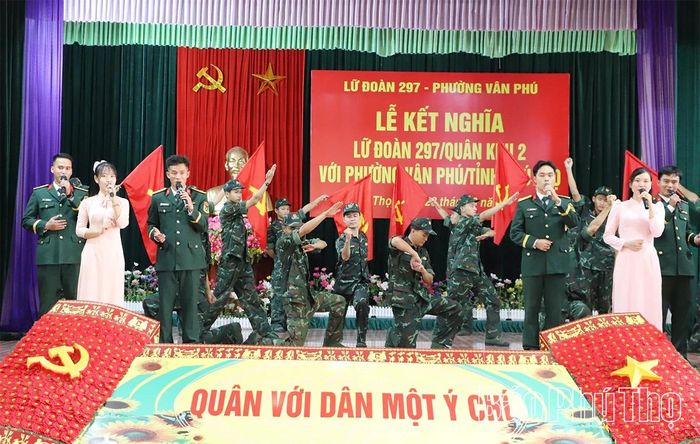 Tiết mục văn nghệ chào mừng tại buổi lễ.
