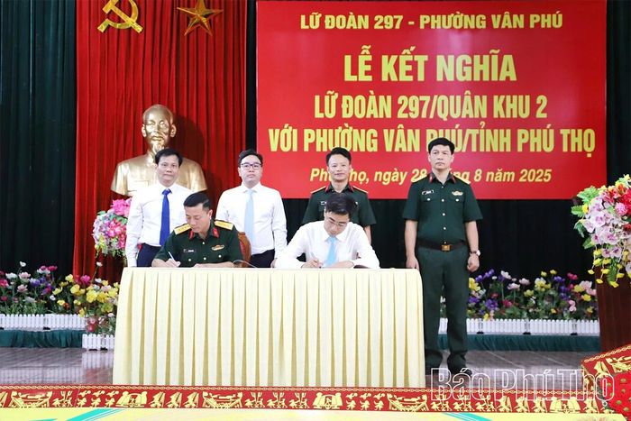 Đại diện hai đơn vị ký biên bản kết nghĩa.