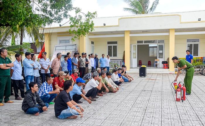 Những lớp tập huấn theo hình thức “cầm tay chỉ việc” giúp người dân hiểu rõ và thực hành các thao tác PCCC.