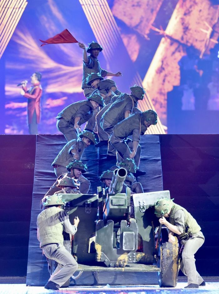 Tái hiện màn kéo pháo trong concert "Tổ quốc trong tim" tại Sân vận động Mỹ Đình ngày 10/8/2025