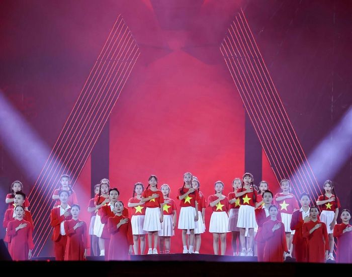 Cả khán đài chung nhịp đập cùng hòa vang bài "Tiến quân ca" trong concert "Tổ quốc trong tim" tại Sân vận động Mỹ Đình ngày 10/8/2025. Ảnh: Thanh Tùng - TTXVN