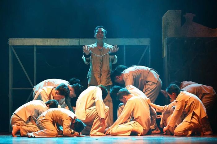 Cảnh trong vở nhạc kịch "Lửa từ đất"