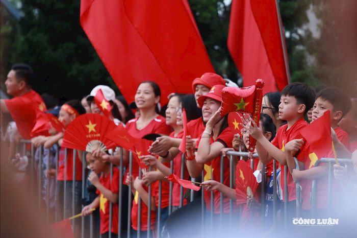 Đông đảo người dân reo hò, hứng khởi khi theo dõi màn pháo hỏa tại sân Mỹ Đình, Hà Nội