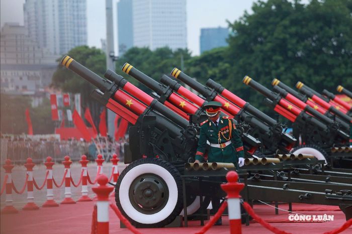 Mỗi lựu pháo 105mm có 3 pháo thủ trực tiếp vận hành. Pháo thủ số 1 có nhiệm vụ giật cò phát hỏa mỗi phát bắn, pháo thủ số 2 đóng mở khóa nòng và pháo thủ số 3 nạp đạn vào buồng đạn. Tốc độ yêu cầu với mỗi lần nạp đạn khoảng 3 giây.