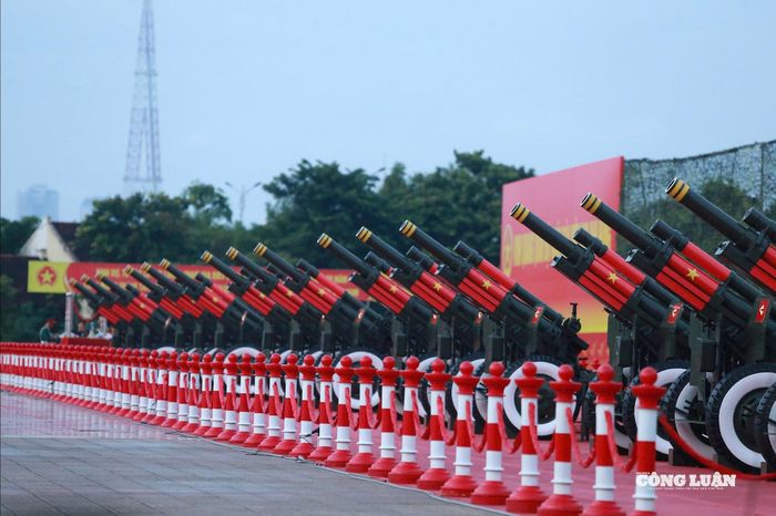 Mỗi khẩu pháo lễ có trọng lượng nặng hàng tấn, được bố trí dọc bên ngoài khu vực sân thi đấu. Khu vực này đã được khảo sát kỹ lưỡng, đảm bảo không gian rộng rãi, thông thoáng, có tầm nhìn đẹp, trang nghiêm, phù hợp để phục vụ người dân, du khách tham quan nhân dịp lễ Quốc khánh.