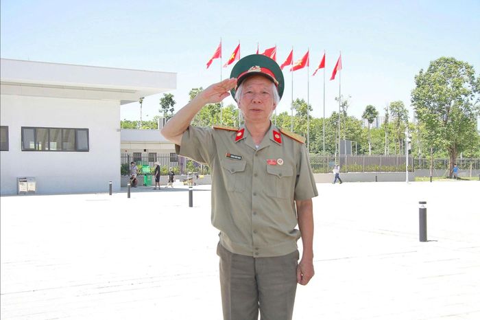 Trong chiến tranh, không ít lần người lính quân bưu Phùng Nhật Minh đi đến tận cùng giới hạn của sự sống.