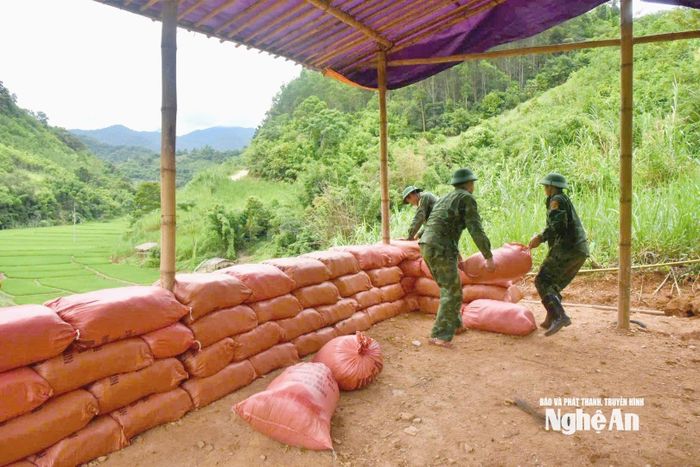 Thượng tá Trương Tân Biên - Chính trị viên Đồn Biên phòng Tam Hợp cho biết, từ đầu năm 2025 đến nay, đặc biệt là từ đầu tháng 8/2025, đơn vị đã tổ chức nhiều đợt tuần tra, tổ chức hàng trăm lượt cán bộ chiến sĩ tuyên truyền vận động 25 hộ/76 khẩu di dời đến nơi an toàn phòng tránh sạt lở; khắc phục hậu quả sau lốc xoáy; di dời tài sản, khắc phục hậu quả cho nhân dân và các trường học trên địa bàn. Ảnh: Hoài Thu