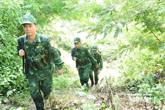 Đại tá Hồ Quyết Thắng cũng nhấn mạnh: Các đơn vị cơ sở còn phối hợp chặt chẽ với lực lượng quản lý, bảo vệ biên giới nước Bạn (Lào) chủ động nắm chắc mọi tình hình từ sớm, từ xa; tăng cường công tác tuần tra song phương trên biên giới; kiểm tra, kiểm soát chặt chẽ tại các cửa khẩu phát hiện, xử lý kịp thời các vụ việc xảy ra, tuyệt đối không để phát sinh các điểm nóng trên biên giới… dịp trước, trong và sau Lễ. Ảnh: Hoài Thu