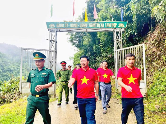 “Ngoài tổ chức tuần tra, kiểm soát, quản lý chặt chẽ biên giới, cửa khẩu, xử lý kịp thời, đúng chủ trương, đối sách các vụ việc xảy ra, đơn vị còn góp phần cùng với cấp ủy, chính quyền địa phương xây dựng biên giới hòa bình, giữ vững chủ quyền lãnh thổ, đường biên giới, mốc quốc giới. Trong ảnh: Cán bộ chiến sĩ các lực lượng vũ trang ở xã Tam Thái tham gia đi bộ, chào cờ đầu tuần nhân kỷ niệm Ngày Quốc khánh 2/9/2025. Ảnh: Hoài Thu