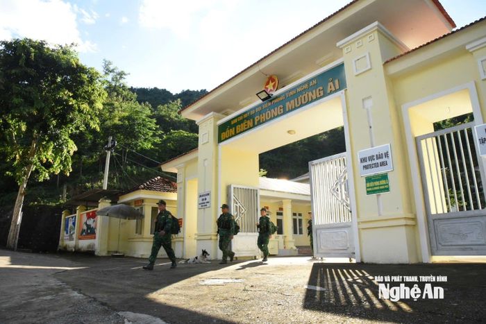 Thượng tá Nguyễn Đình Viên - Đồn trưởng Đồn Biên phòng Mường Ải cho biết, đơn vị quản lý, bảo vệ hơn 51 km đường biên, 9 mốc quốc giới; 5 cặp cọc dấu; quản lý địa bàn xã Mường Típ gồm 15 bản với hơn 6.400 nhân khẩu. Người dân các xã vùng cao Nghệ An có truyền thống tổ chức các hoạt động đón Tết Độc lập mỗi dịp đất nước kỷ niệm ngày Quốc khánh 2/9. Dịp này, đơn vị duy trì nghiêm chế độ trực sẵn sàng chiến đấu; tổ chức tuần tra khép kín đường biên, mốc giới; triển khai bám, nắm tình hình địa bàn để nhân dân vui đón các ngày lễ lớn của dân tộc được bình yên, vui vẻ. Ảnh: Hoài Thu